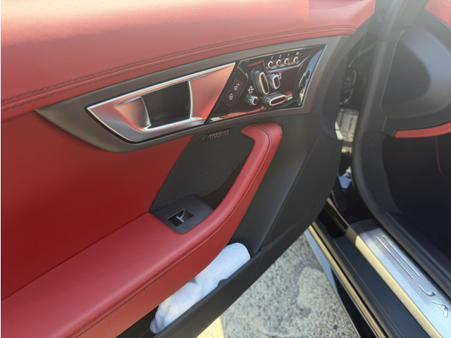 �u���b�N&times;���b�h�œ��ꂳ�ꂽ�C���e���A�B�h�A�g�����܂�F-TYPE R�炵���X�|�[�e�B�Ȏd�オ��ł��B