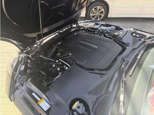 5.0L V8�X�[�p�[�`���[�W���[���ځB�ō��o��550ps�𔭊�����F-TYPE R�̐S�����ł��B