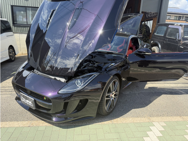 ���s�����͖�21,500km�B5.0L V8�X�[�p�[�`���[�W���[���ڂ�F-TYPE R�����Ќ��Ԃł��m�F���������B