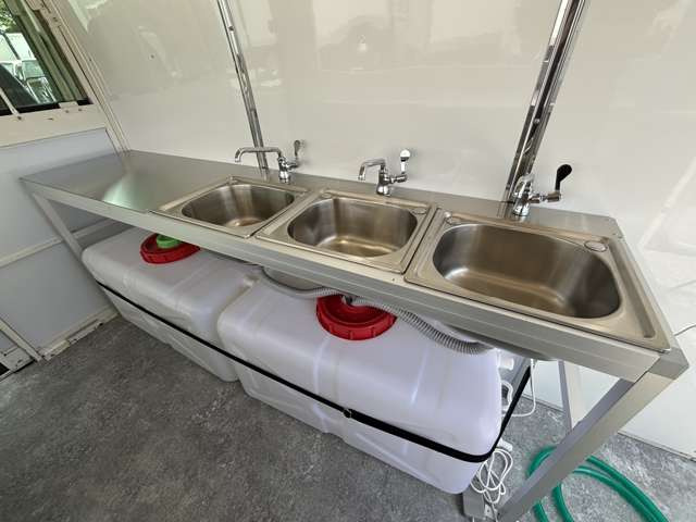 当店オリジナルの200L3槽電動シンクです!保健所必須基準を満たし、衛生的で丈夫な使いやすい設備です。