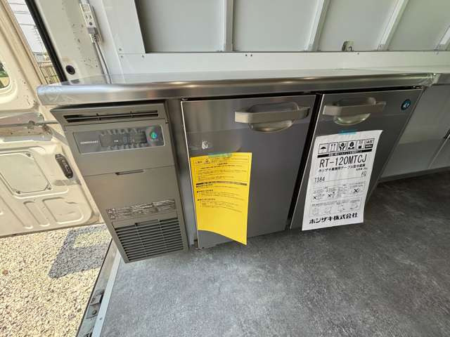標準装備:ホシザキ製1200mm幅コールドテーブル(冷蔵機能のみ)です。