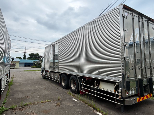 クオン冷凍冷蔵車