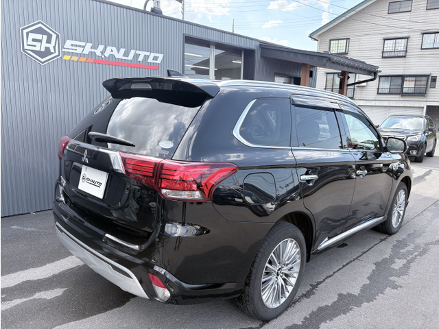 アウトランダーPHEV2.4 G プラスパッケージ 4WD