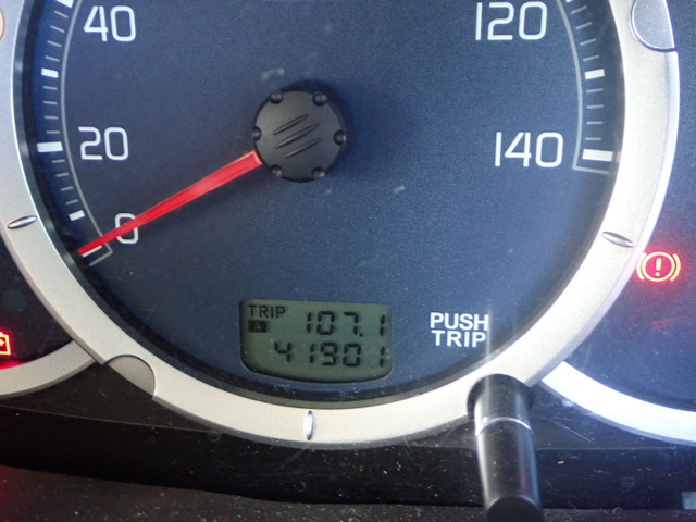 ���x�o�^(����23�N)����10�N�ȏ�o�߂��Ă�����̂́A���s������41,901km�Ƃ��Ȃ菭�Ȃ�!�N�ԑ��s�����Ɋ��Z���Ă���3,000km�����Ɣ��ɑ�؂ɏ���Ă����ԗ��ł��B