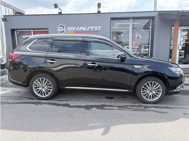 アウトランダーPHEV2.4 G プラスパッケージ 4WD