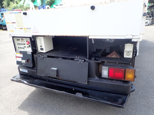 リヤのアオリは開けることができるので、荷物の積み降ろしが楽に行えます。