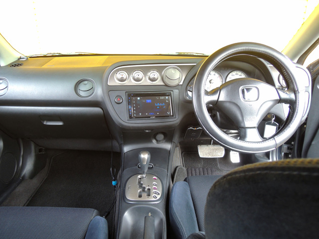 TYPE S��Honda�̃X�|�[�c�E�X�s���b�g���Ïk���ꂽ�X�|�[�c�J�[�ł���B����́A�R�N�s�b�g���ЂƖڌ��Ă��������肢��������ł��낤�B