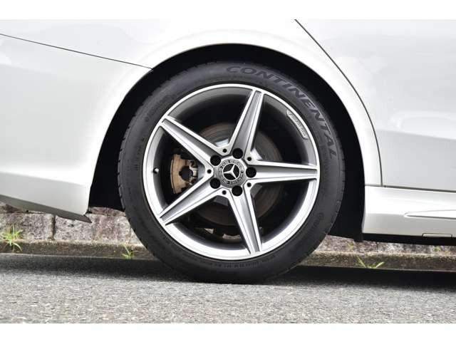 【気持ち良くご納車致します】仕上げ専門スタッフによる、専用ポリッシャーによるボディの磨き仕上げ、ホイール、タイヤハウス内側の清掃、内装の抗菌クリーニング、各部スイッチ、ハンドル、細部の清掃を行います。