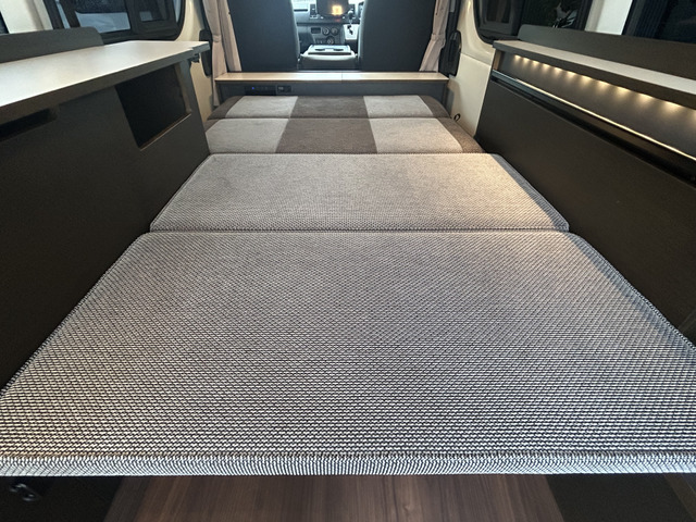 ダイネットも簡単にベッド展開可能です!寸法は185cm&times;105cmとなっております!