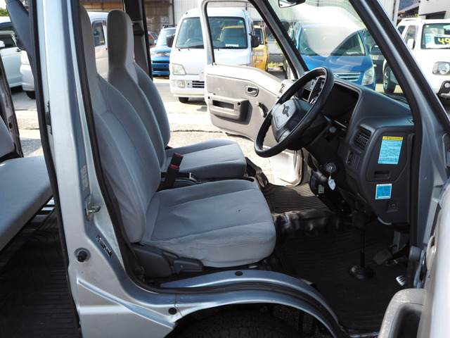 箱バンとして運転席、助手席、室内も大きな荒れのない状態です。丁寧に使われていたことがよくわかりますね。簡易清掃と消毒済みです。是非一度お車をご覧下さい。お車は1台限りです。
