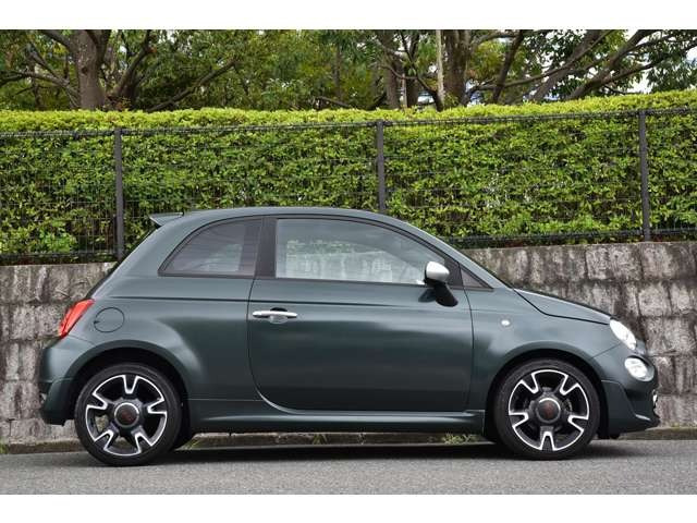 【気持ち良くご納車致します】仕上げ専門スタッフによる、専用ポリッシャーによるボディの磨き仕上げ、ホイール、タイヤハウス内側の清掃、内装の抗菌クリーニング、各部スイッチ、ハンドル、細部の清掃を行います。