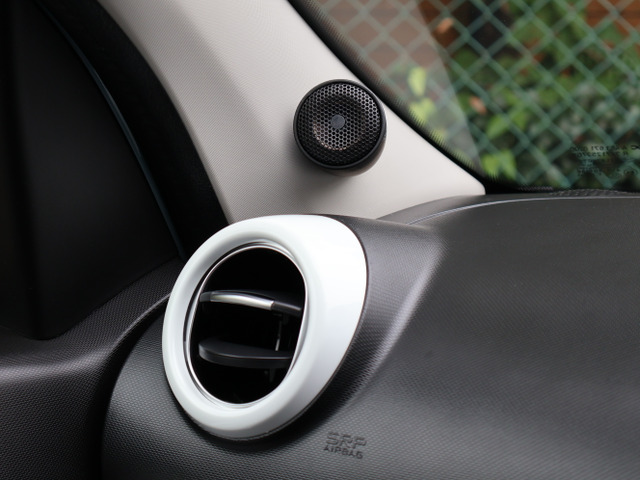���ԗ��ɂ̓��m�[�Ɠ����t�����X���܂��HiFi�I�[�f�B�I���[�J�[�wFOCAL�x���g�D�C���S�̎ԓ������������l�����Ă��炦���T�E���h�V�X�e�������ڂ���Ă���܂���