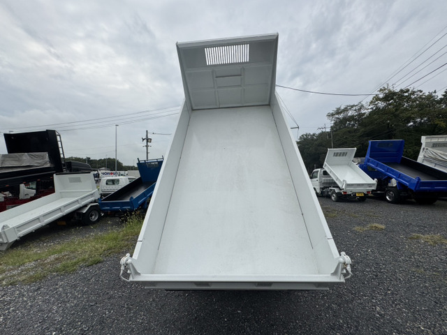 荷台:目立つ凹凸無しです。さらに塗装済で汚れも無しです。ダンプアップスムーズに行えます。当店は栃木県栃木市のトラックダンプ専門ハイトレーディングと申します!各メーカー在庫多数☆ぜひぜひよろしくお願いいたします♪