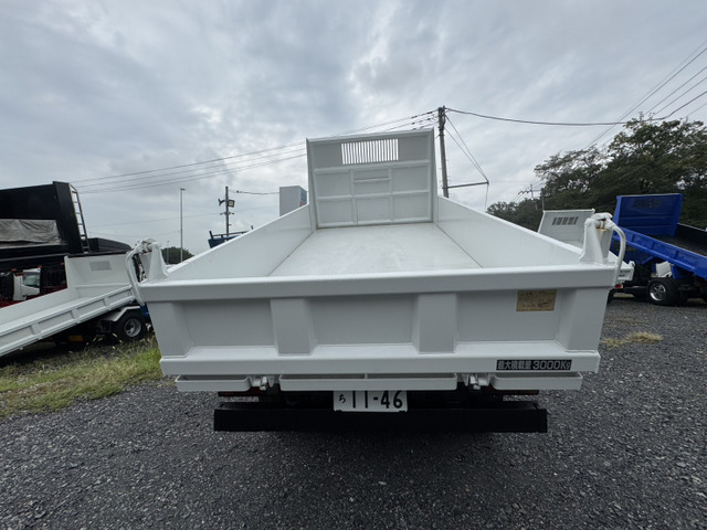 後面・荷台:後面および荷台に目立つ凹凸無しです。比較的状態の良い外装をしています。遠方のお客様にもご満足いただけますよう努めております。動画送信やビデオ通話など承りますので、お気軽にお申し付けくださいませ♪