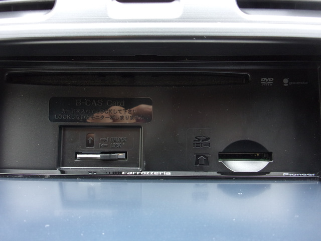 CD,DVD,SDカードスロットル。