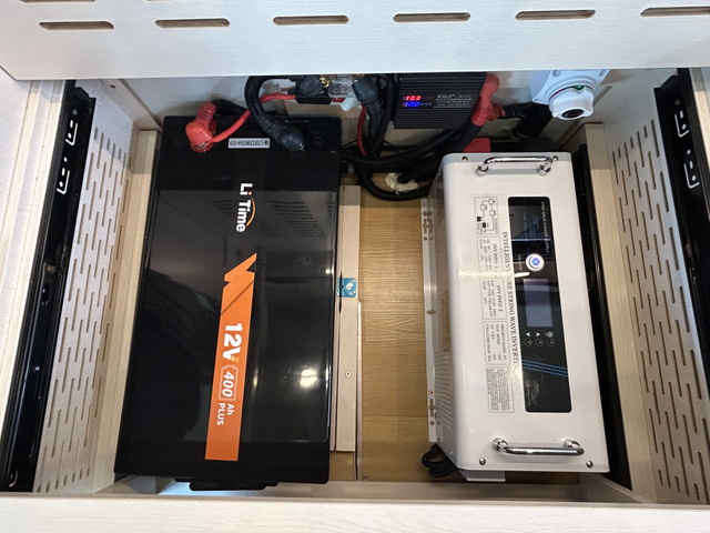 3000Wインバーター リチウムイオンバッテリー400Ah!