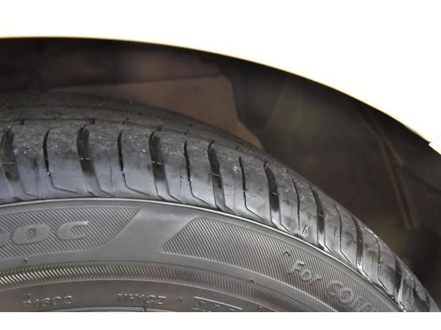 【気持ち良くご納車致します】仕上げ専門スタッフによる、専用ポリッシャーによるボディの磨き仕上げ、ホイール、タイヤハウス内側の清掃、内装の抗菌クリーニング、各部スイッチ、ハンドル、細部の清掃を行います。