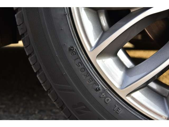 【消耗品交換含む】全車を対象に必要に応じて、消耗品交換一式を総額表示価格に含んでおります。(バッテリー、エンジンオイル、フィルター類、ワイパーゴム、エアコンフィルター、ドライブベルト、ブレーキパット)