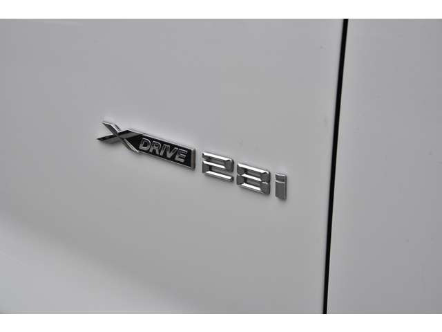 【気持ち良くご納車致します】仕上げ専門スタッフによる、専用ポリッシャーによるボディの磨き仕上げ、ホイール、タイヤハウス内側の清掃、内装の抗菌クリーニング、各部スイッチ、ハンドル、細部の清掃を行います。