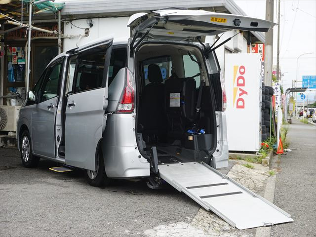 セレナ2.0 B チェアキャブ スロープタイプ 車いす2名仕様