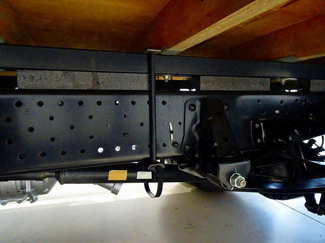 燃料タンク100L シャーシは 錆止め/マフラー塗装 仕上げに力を入れています。