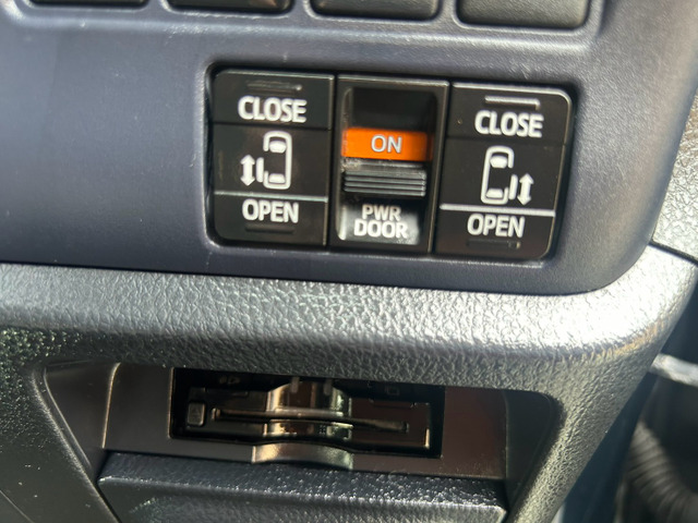 やはり嬉しい両側電動スライドドア付でETCも付いております(^^♪