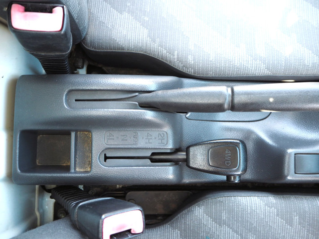 4WD�ADOHC�G���W���A�^�C�~���O�`�F�[�����A�p�[�g�^�C��4WD�ł����A4WD��HI.LO�̍����i�ؑ֎��Œʏ��2WD���s�Ō�֋쓮�ŔR��ǂ��ł��B