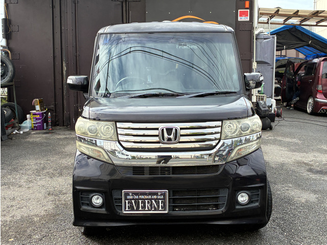 ガラスコーティングも施工可能です。費用は20.000円から承っております。※車種により価格が変わる場合がございます。その他オプションも取り揃えておりますので、商談担当にお申し付けください。