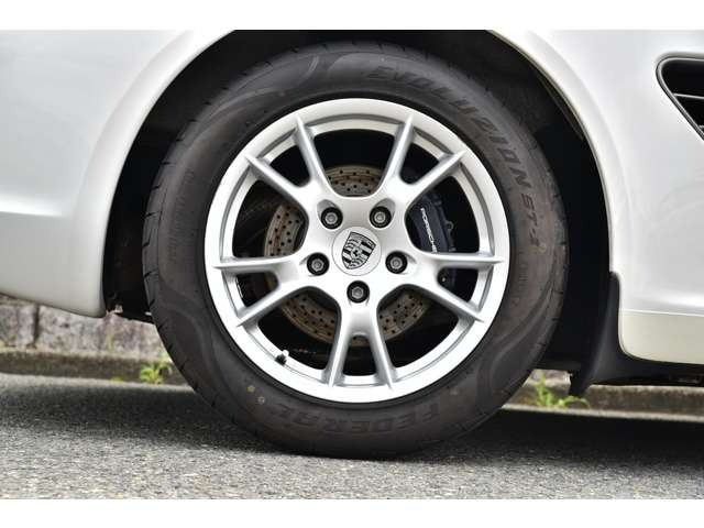 �y�C�����ǂ����[�Ԓv���܂��z�d�グ���X�^�b�t�ɂ��A��p�|���b�V���[�ɂ��{�f�B�̖����d�グ�A�z�C�[���A�^�C���n�E�X�����̐��|�A�����̍R�ۃN���[�j���O�A�e���X�C�b�`�A�n���h���A�ו��̐��|���s���܂��B