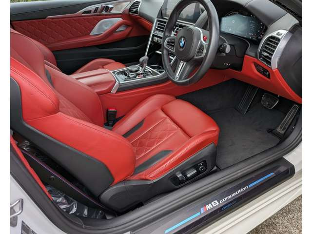 各所にMモデルの装備が施された専用インテリア