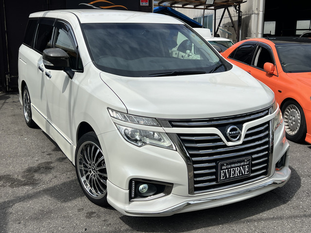 ガラスコーティングも施工可能です。費用は20.000円から承っております。※車種により価格が変わる場合がございます。その他オプションも取り揃えておりますので、商談担当にお申し付けください。