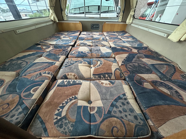 ダイネットも簡単にベッド展開可能です!寸法は185cm&times;151cmとなっております!