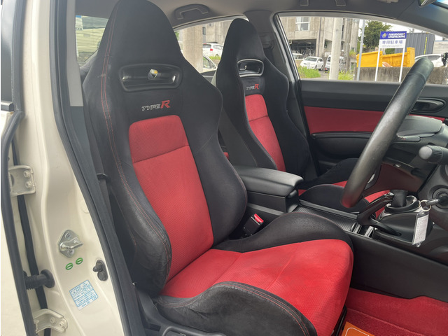 タイプR専用のRスペックシートが装備されております。ホールド性もしっかりあり長距離運転でもあまり疲れません。見た目もかっこいいのでオススメのシートです。