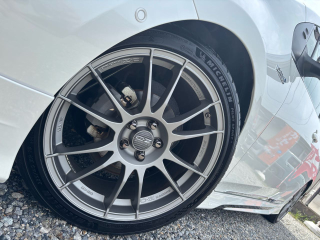 OZRacing18インチAW装備しております。各種カスタムも承りますので、まずはお気軽にお問合せ下さい。