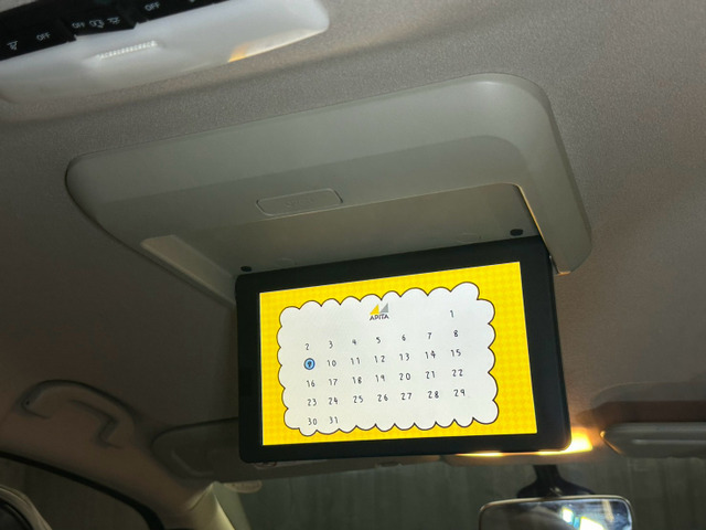 【フリップダウンモニター】 フリップダウンモニター装備で後部座席の方も快適なドライブをお楽しみいただけます!