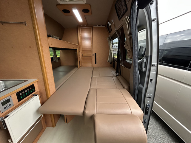 ダイネットも簡単にベッド展開が可能です!補助マット付きで寸法は190cm&times;102cmとなっております!