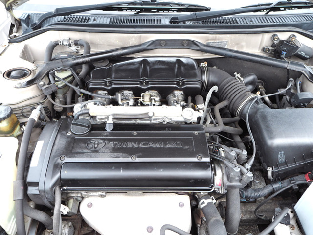4A-GEエンジン最終型の黒ヘッドと呼ばれる高回転型DOHC・4連スロットルバルブで7700回転まで0.78秒です。1気筒あたり5バルブ構造を備え20バルブとVVTの組み合わせで異次元の伸び