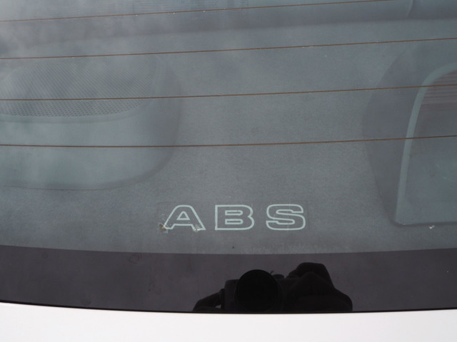 リアガラスのABS搭載のステッカーです。年式や車の特性を考えると改造等荒れた車両が多いですが、とても綺麗なお車です。お車は1台限りですので商談予約は09046440671迄、お電話にてご予約下さい