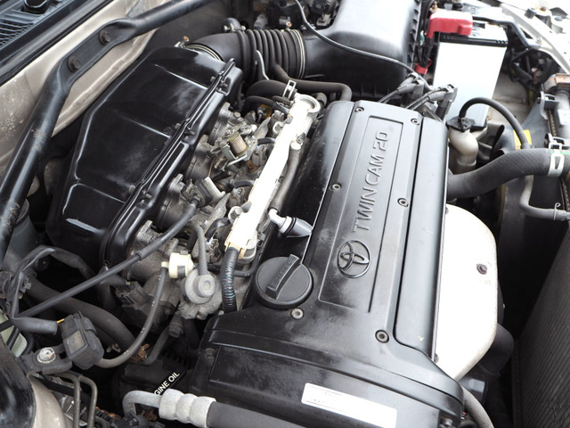 4A-GEエンジン最終型の黒ヘッドと呼ばれる高回転型DOHC・4連スロットルバルブで7700回転まで0.78秒です。1気筒あたり5バルブ構造を備え20バルブとVVTの組み合わせで異次元の伸び