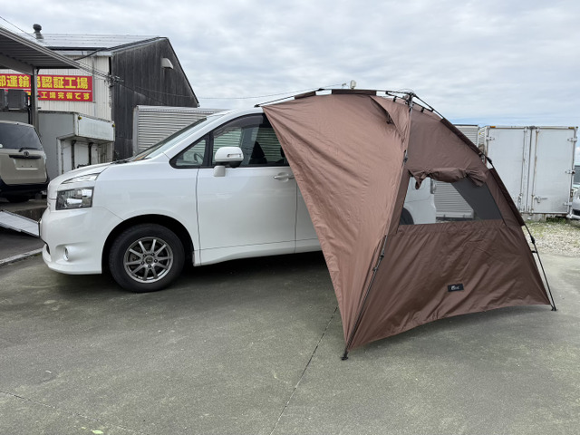 こちらのお車は当店オリジナルセットのライトキャンピングカー「車中泊しよう車」 です。