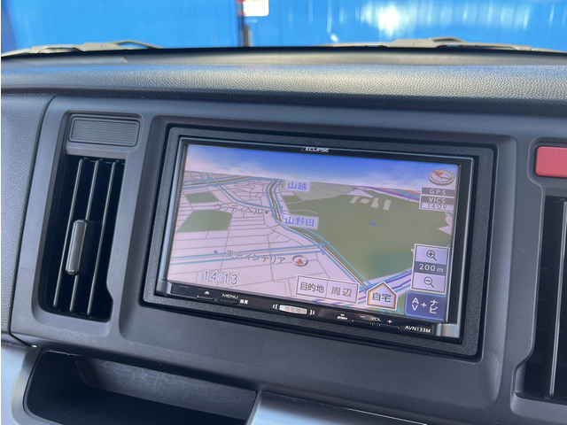 イクリプス製のメモリーナビが装備されております。ワンセグテレビなど様々な機能はございませんが使いやすいナビゲーションだと思います。液晶も綺麗なので見やすいです。