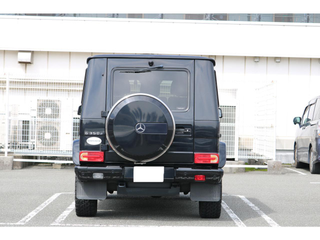 背面タイヤを備えた、ひと目でGクラスと分かる後ろ姿。