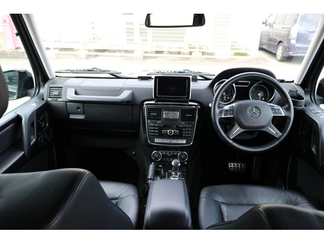 見晴らしのよい運転席。室内の雰囲気もご覧ください。