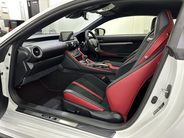 ���N�T�XRCF�v���~�A���T�E���h�V�X�e���𑕔��B������Class-D�A���v�ɉ����A�c�C�[�^�[�A�X�R�[�J�[�A�T�u�E�[�t�@�[�𓋍ځB�Տꊴ���ӂ��N���A�Ŏ��R�ȉ���ƁA���͂���T�E���h���y���߂܂��B