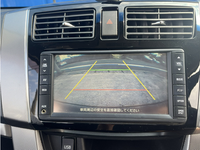 バックカメラも装備されておりますのでしっかりと後方を確認しながら駐車が可能です。安心して駐車が出来るのはポイントが高いです。オススメの装備です。