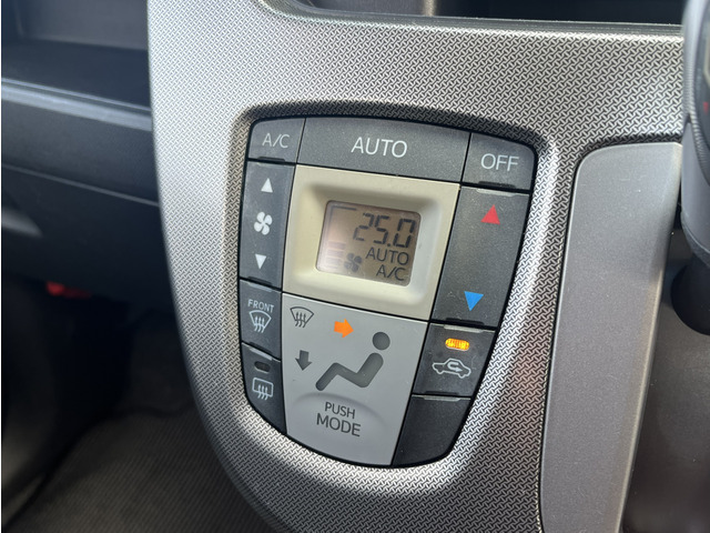 便利なオートエアコンも装備されております。温度を設定すれば車が自動でその温度を維持してくれます。風量なども自動調整なので快適な車内を演出してくれます。