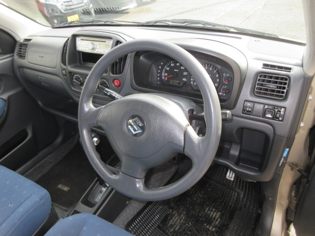 内装は年式相応のお車になります。