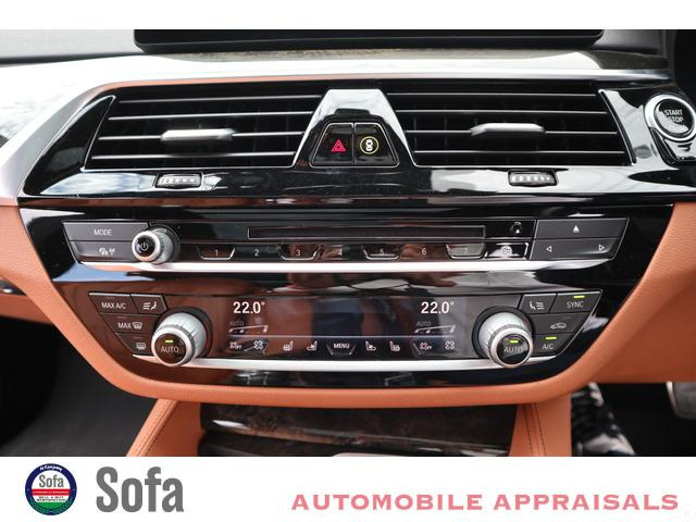 ���E�Ɨ��I�[�g�G�A�R��