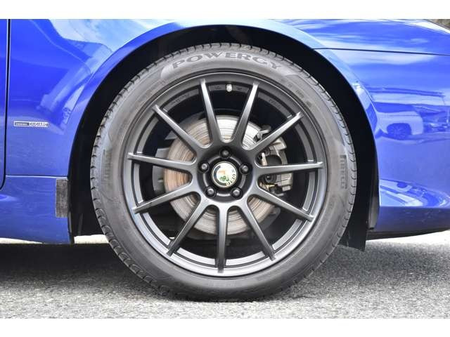 【気持ち良くご納車致します】仕上げ専門スタッフによる、専用ポリッシャーによるボディの磨き仕上げ、ホイール、タイヤハウス内側の清掃、内装の抗菌クリーニング、各部スイッチ、ハンドル、細部の清掃を行います。