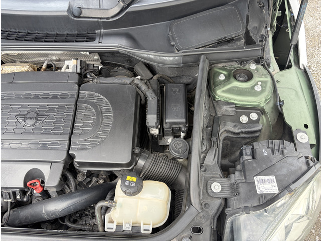 車の心臓部は素の状態でご確認いただきたいので、ご成約後清掃実施いたします。